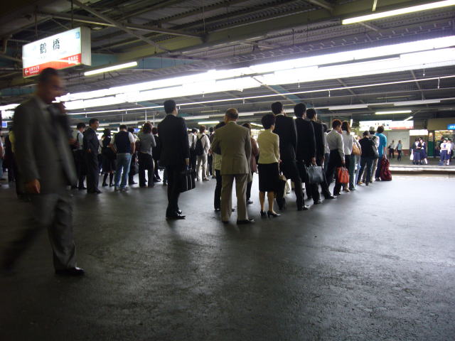 朝ラッシュ時鶴橋駅内回りホームその1