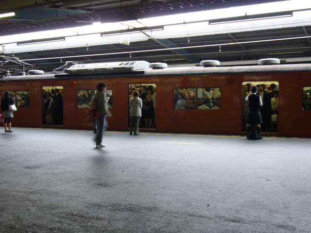 朝ラッシュ時鶴橋駅内回りホームその2