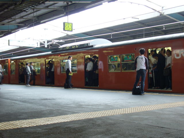 朝ラッシュ時鶴橋駅内回りホームその3