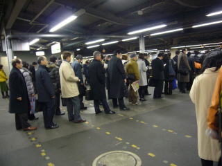 夕ラッシュ時品川駅11番線その１